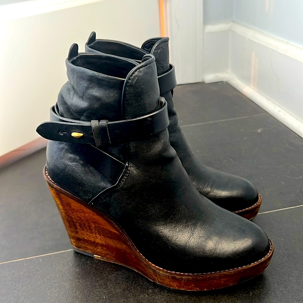 Wooden wedge boots